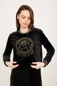 רצועת אופנה נוחה ללבוש, ח apparel לבית, אופטימיזציה לאופנה נוחה, סווטשירט שחור עם הדפס הריון בזהב, אופנה אלגנטית ובנוחה, ביגוד אופנה יוקרתי לנשים.