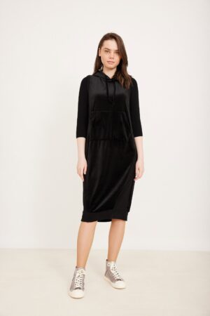 שמלת ספורט אופנתית עם גאטה שחורה, לנוחות ביום יום, של אורדמן.