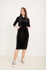 שמלת ספורט שחורה עם כיסים ומדדים נוחים.