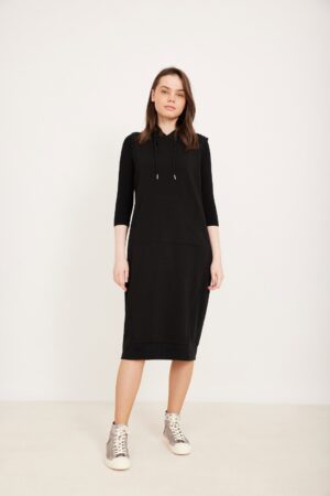 חולצת קפוצ'ון שחורה באופנה נוחה ללבוש מעולם האופנה אורדמן.