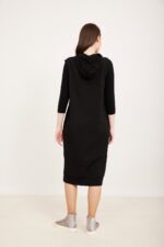 שמלת ספורט אפורה עם צווארון גבוה ונעליים גבוהות בגוון תואם, אופנה נוחה ומודרנית של אורדמן.