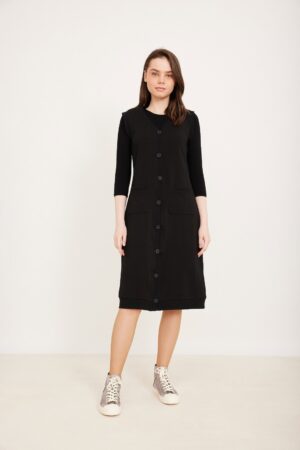 שמלת סוודר שחורה אלגנטית ללבישה נוחה ומעוצבת אופנתית.