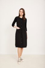 שמלה שחורה נוחה ולא צפופה, אופנה מודרנית ואופנתית מבית אורדמן.