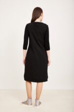 שמלת ספורט קלילה ובומבסטית עם שרוולים באורך 3/4, נוחה ללבוש ומתאימה לאורח חיים פעיל, אופנה אלגנטית היום-יום.