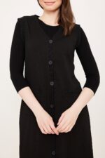 תמונה של סבתא לובשת סוודר שחור אופנתית ונוחה לאירועים יום-יומיים.