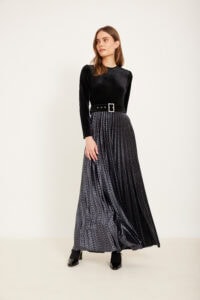 מעיל שחור וצללית אלגנטית לנשים, אופנה נעימה ומושקעת ללבוש יומיומי ואירועים.