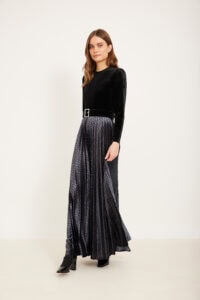 חולצת סרפן אלגנטית מבודדת ללבוש יומיומי וסטייל נוח, אופנה עדכנית לנשים.