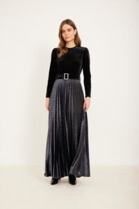 שמלת ערב אלגנטית עם חגורה, נוחה ללבוש, אופנה מסוגננת לנשים מכל הגילאים.