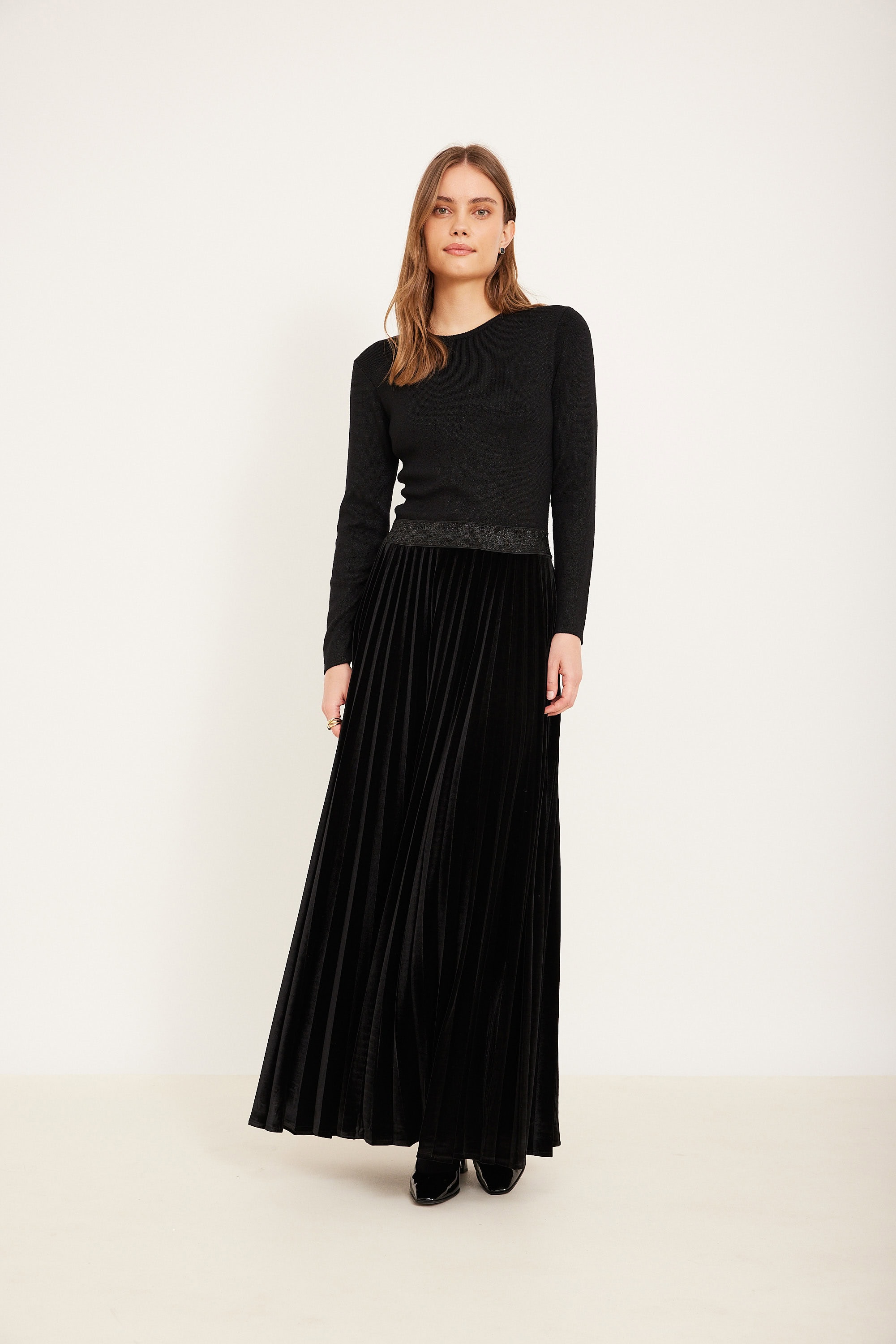 שמלת קטיפה סריג שחור שמללת פליס שחורה עם חצאית מחמיאה ואופנתית.