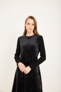 שמלת מראה מפוספסת עם שרוולי ריבוי אופנתית וקלילה - אופנה שנוח ללבוש מבית אורדמן.