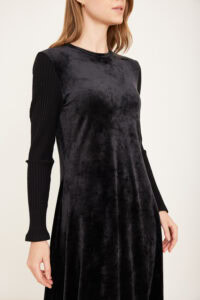 רייל סוודר שחור בנדה איכותי, אופנה נוחה ומעוצבת לנשים.