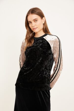 ריקוד אופנה נוחה ללובש, בגדים אלגנטיים ובסטייל גותי.