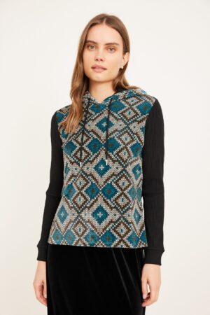 שמלת סריג נוחה עם צבעי אתנית ואורך בינוני.