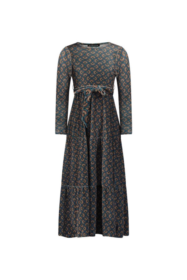 מתלבשת אופנתית ונוחה, שמלת שיפון עם דוגמה צבעונית ועיצוב אלגנטי.