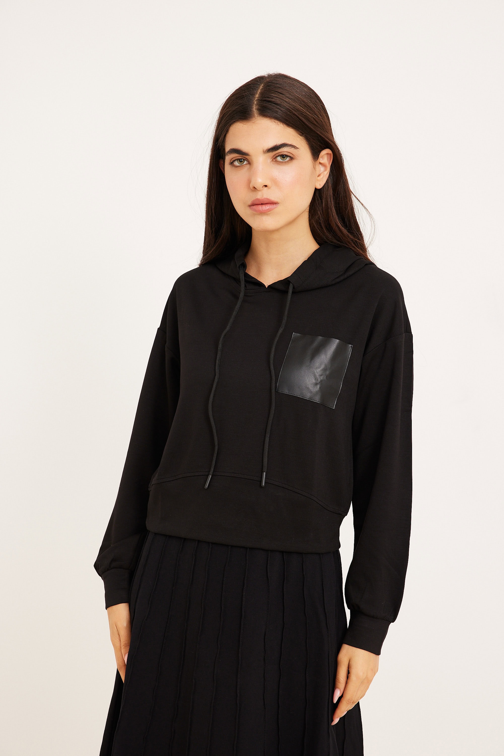 קפוצון כיס שחור חולצת סווטשירט שחורה עם כיס מבריק ושרוולים ארוכים, אופנה נוחה ללבישה.