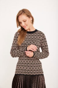 שמלת אופנה עם דפוס גיאומטרי אופנתי ונוח ללבישה.