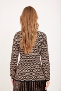 רכבת אופנתית בעיצוב נוחה ומעניינת עם דוגמת גיאומטרית אופנתית לנשים.