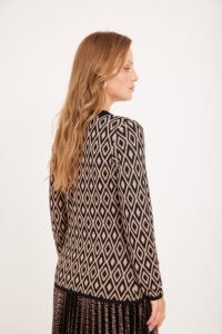 סלוגי תמונה: שמלה משי מודרנית עם דוגמת רטרו לנשים באופנה אופנתית ומקצועית.