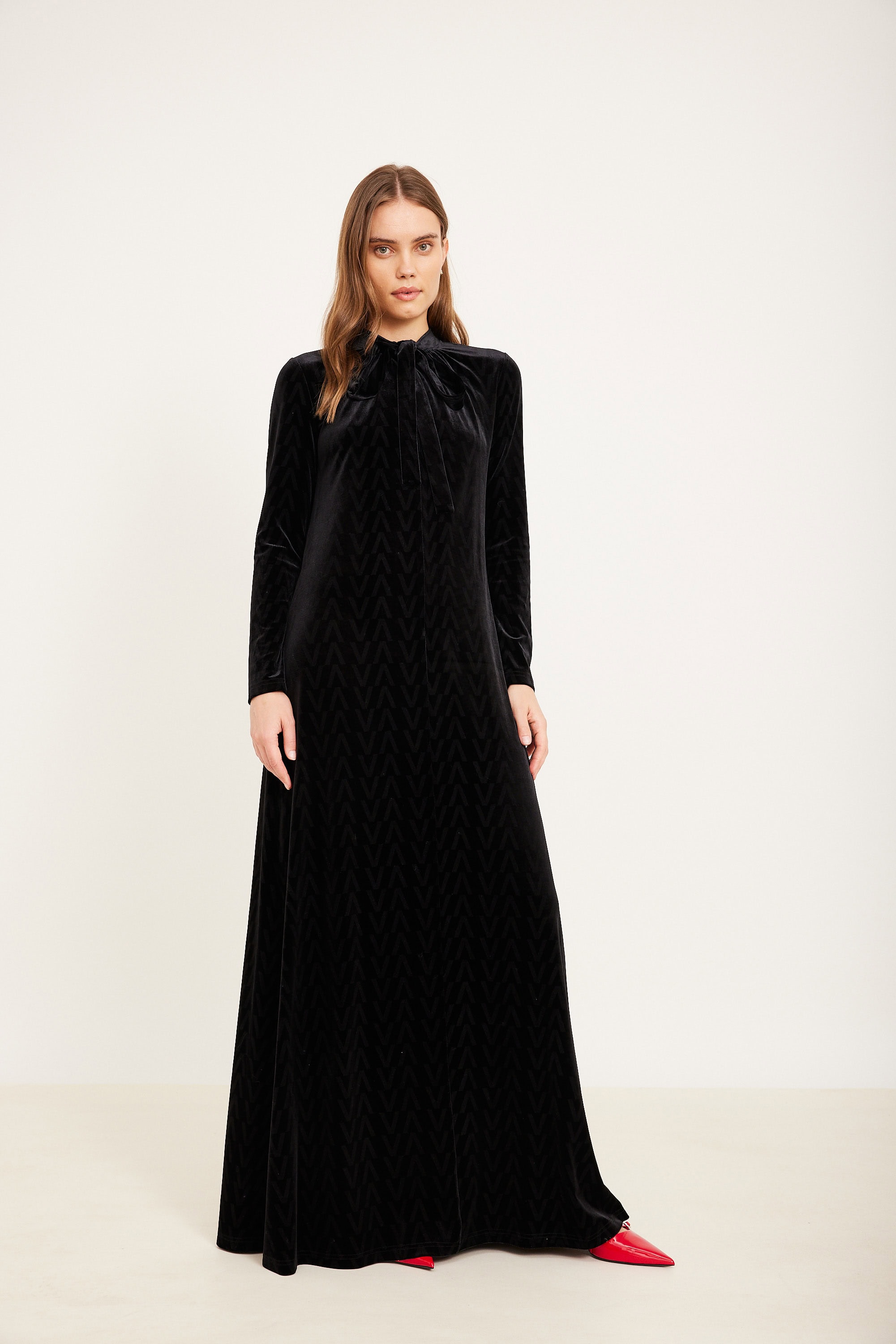 שמלת קטיפה V שמלת פאף שחורה אלגנטית לנשים בעיצוב אופנה יוקרתי.