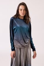 שמלצת עליה לעליונית סאטן בכחול עם גזרות רכות, אופנת נוחות ללבוש ולכל אירוע.