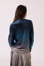 רוסמת אביב עם סריג קטיפה טנסל בצבע כחול כהה, אופנת נוחות ללבוש.