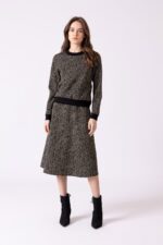 מקטורן שחור וזהב לנשים עם תכשיטים אופנתיים.