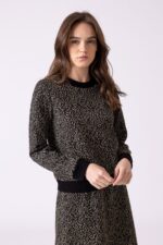 ארטיק לנשים באופנה נוחה ללבוש, עיצוב אלגנטי ומרגיע בשחור וזהב, מתאים ללבוש יומיומי ואירועים רשמיים.