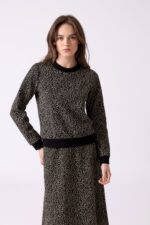 שמלת עליונית נוחה ושיקית עם דפוס פרחים בצבעי שחור וזהב, של אופנה אורדמן, המתאימה ללבוש יומיומי ואלגנטי.