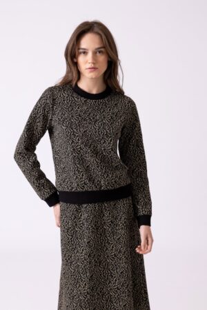 שמלת עליונית נוחה ושיקית עם דפוס פרחים בצבעי שחור וזהב, של אופנה אורדמן, המתאימה ללבוש יומיומי ואלגנטי.