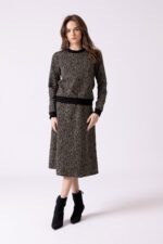 שמלות אופנה נוחות ללבוש בחורף, באורך מידי עם דוגמה אלגנטית.