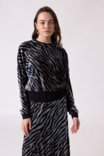 חולצת סריג מעוצבת עם פפצ'ים יפהפיים בדפוס שזיף אפריקאי, אופנה נוחה ללבוש, אידיאלית לסטייל עדכני.