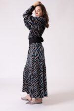 נאוה אופנה נוחה ללבוש, בגדי נשית ואלגנטית המשלבת סגנון נוח וטרנדי.