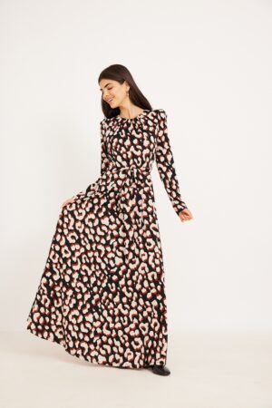 שמלה מנוגדת במראה חיה ואופנתית, נוחה ללבישה ומושלמת לסטייל יומיומי ואופנתי.