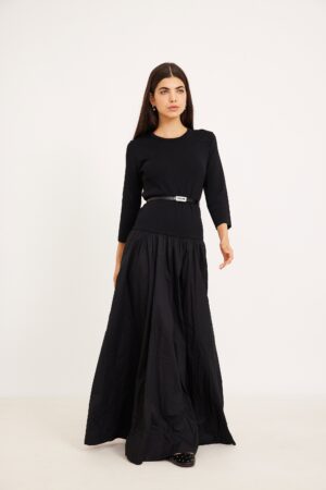 בגדים אופנתיים לנשים נוחים ללבוש, סגנון עכשווי וקלאסי.