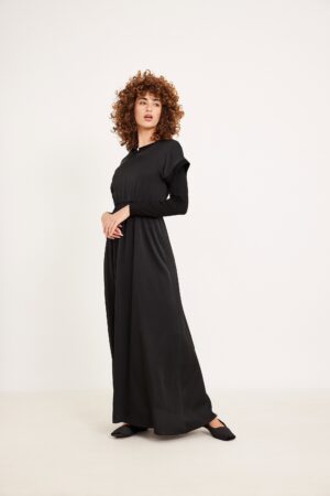 עליונה שחורה אטומה עם מראה נוח ומחטב, מתאימה ללבוש יומיומי ואופנתי.