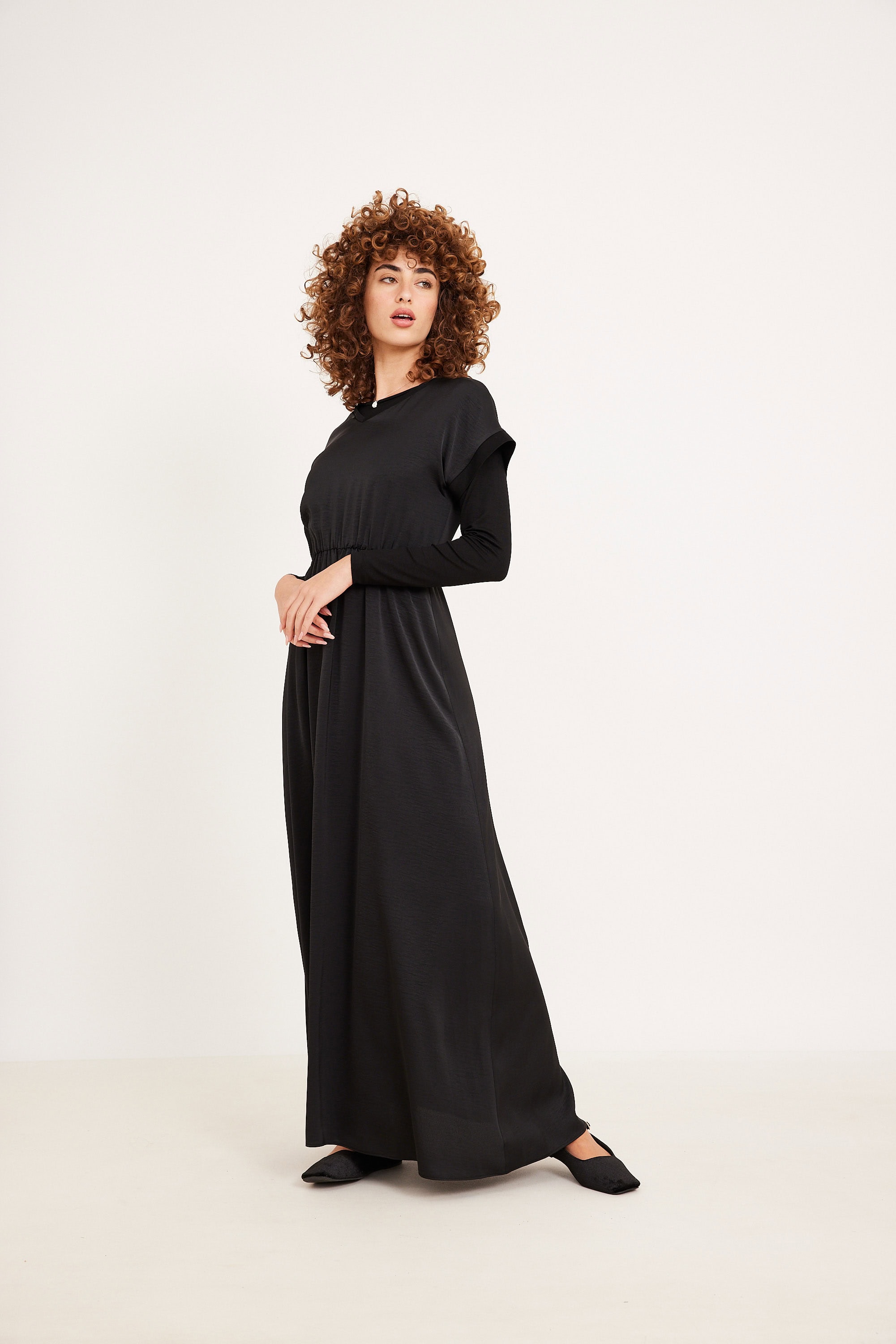 סרפן סאטן שחור עליונה שחורה אטומה עם מראה נוח ומחטב, מתאימה ללבוש יומיומי ואופנתי.