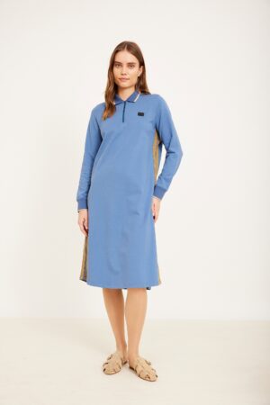 שמלת ספורט נוחה ומודרנית בצבע תכלת, מושלמת ללבוש יומיומי או ספורטיבי.