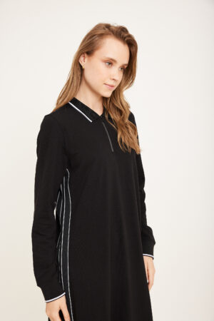 חולצה ספורטיבית אופנתית לנשים בעיצוב נוח ללבוש, בגדי ספורט אלגנטיים ליום יום.