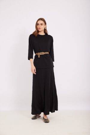 שמלת מקסי שחורה עם חגורת פרנזים מניילון אופנתית לנוחות הלבשה וסטייל במראה אלגנטי.