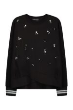 ריצה על חולצה שחורה עם אבני חן נוצצות ואביזרי ספורט נוחות, אופנה נוחה ללבוש.