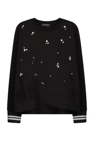 ריצה על חולצה שחורה עם אבני חן נוצצות ואביזרי ספורט נוחות, אופנה נוחה ללבוש.