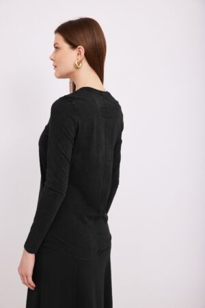 גבר מבושם באופנה נוחה ללבוש של אורדמן, בגדים קלאסיים ונוחים למראה יומיומי.