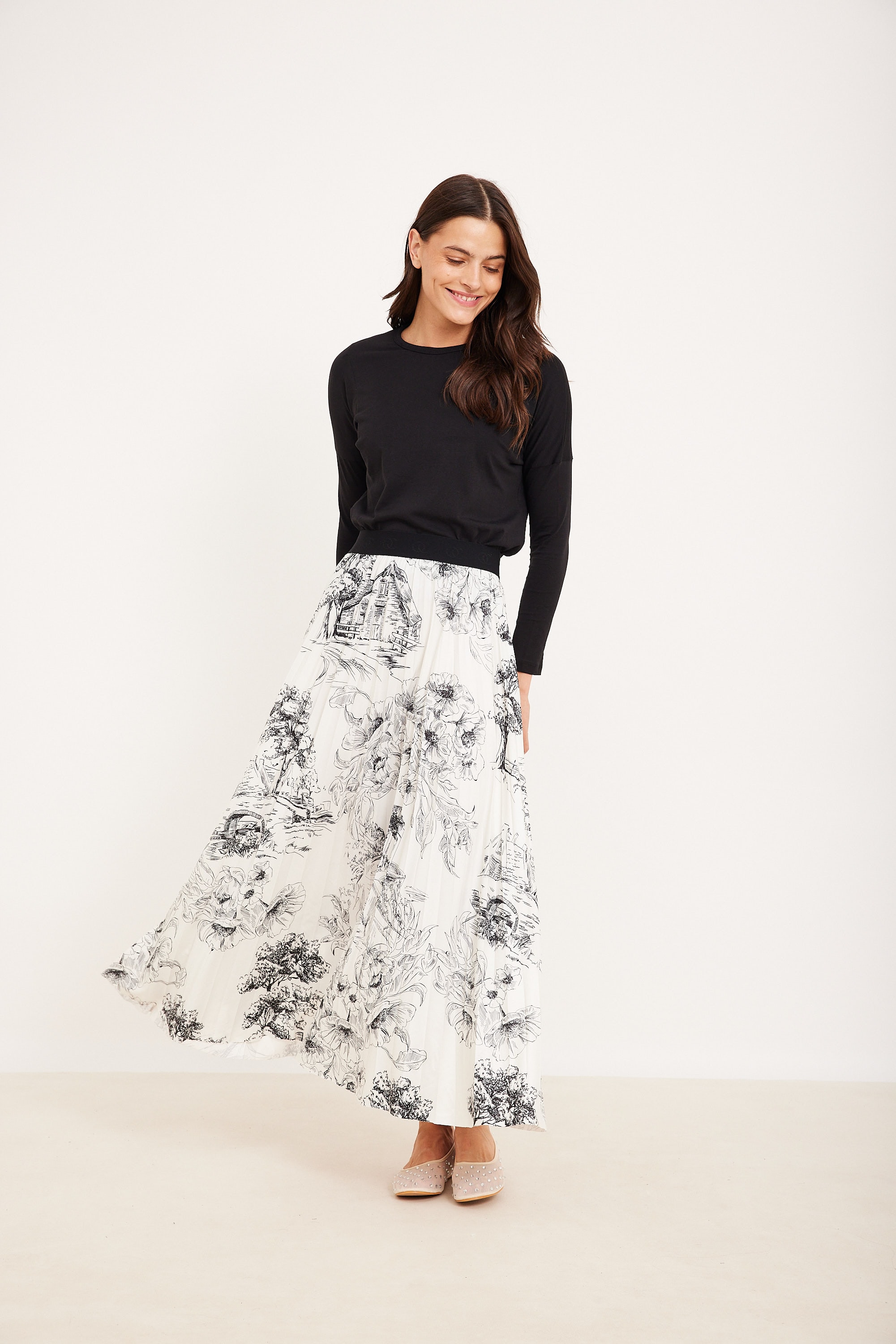 חצאית פליסה ציורי בתים חולצת קטיפה שחורה ושמלת מקסי עם פרחים בשחור ולבן, אופנה נוחה ללבוש, סטייל אלגנטי ובשורה אופנתית אורדמן.