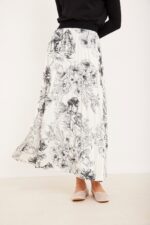 רצפת ארוכה עם עיטורי פרחים ואדריכלות, ללבוש נוח ואלגנטי, אופנה आरामית לאישה.