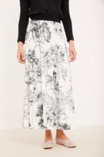 מדריך אופנה נשית עם חצאית פרחונית לבנה ושחורה, נוחה ללבוש ואופנתית.