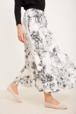 תיאור ALT: חצאית ארוכה עם דפוס נופי עדין וצבעים מנוגדים לנוחות וסטייל.