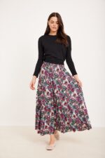 תיאור באטל: שמלת מקסי פרחונית נוחה לאישה בעיצוב אופנתי.