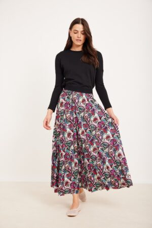 תיאור באטל: שמלת מקסי פרחונית נוחה לאישה בעיצוב אופנתי.