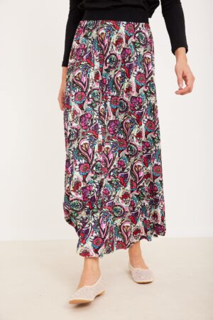 אופנה צבעונית ומרחפת לאישה, חצאית פרחונית אלגנטית ומחממת לגוף.