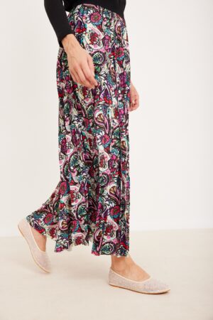 קליפת עיפרון של מכנסיים צבעוניים ונוחים, תפריט אביב-קיץ אופנתי.